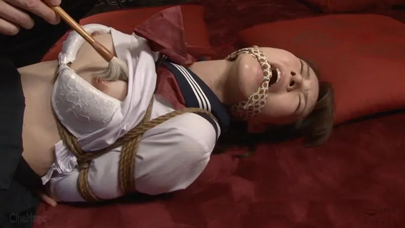 生田望美がセーラー服に白ハイソ履いて緊縛され乳首筆責め